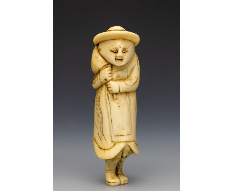 Japan stag-horn netsuke, Edo/Meiji period; Standing figure with hat l. 7 cm. Uit de nalatenschap van Clemens Merkelbach van E