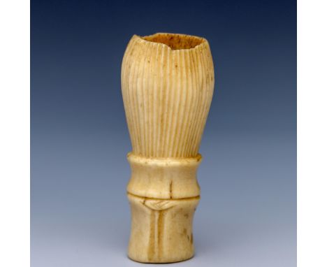 Japan, stag-horn netsuke, Meiji period; Matcha whisk l. 6 cm. Uit de nalatenschap van Clemens Merkelbach van Enkhuizen [1]1