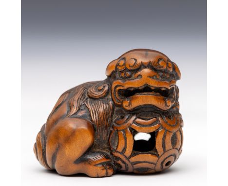 Japan, wooden netsuke, Edo period; Shishi with ball, natural himotochi  l. 4,3 cm. Uit de nalatenschap van Clemens Merkelbach