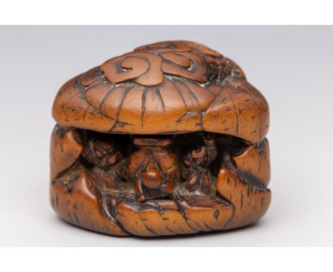 Japan, wooden netsuke, Edo period; 'Different world in a cave'. Signed Ikkosai l. 4 cm. Uit de nalatenschap van Clemens Merke