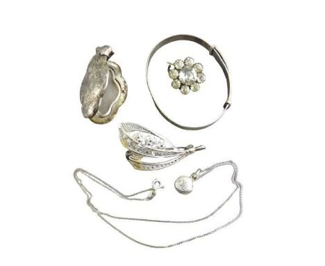 A SMALL PARCEL OF MIXED SILVER JEWELLERY - to include a 935 leaf brooch, 4grms, a fine 925 chain, 2.2grms, a narrow plain ban