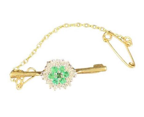 9CT GOLD DIAMOND &amp; EMERALD CLUSTER BAR BROOCH - 2.4grms, 3cms across, with safety chain and pin