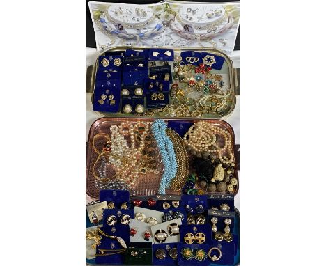 VINTAGE &amp; LATER JEWELLERY - a good quantity to include a carved bone necklace and others, Cabochon, Jessica Maybury and o