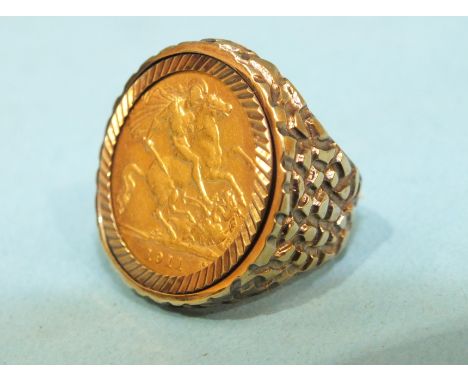 A 1911 half-sovereign in 9ct gold ring mount, size K, 9.3g.