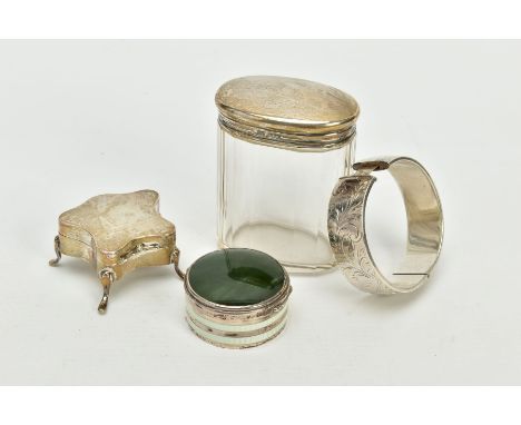 A SMALL QUANTITY OF SILVER ITEMS, to include a foliate engraved hinged bangle, hallmarked Birmingham, a silver pill box of ci