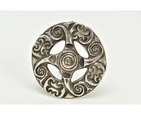 A SILVER OPENWORK CELTIC BROOCH, designed with scroll detail, fitted with a brooch pin, hallmarked Glasgow, approximate gross