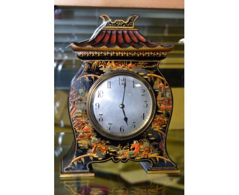 AN EARLY 20TH CENTURY PAGODA SHAPED LACQUERED CHINOISERIE MANTEL TIMEPIECE, the case decorated with figures and landscapes, s