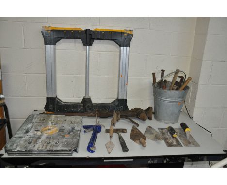 A VINTAGE VICE, GALVANISED BUCKET, builders tools and a folding work stand