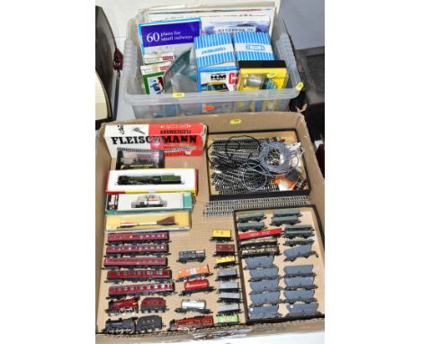 A QUANTITY OF BOXED AND UNBOXED N GAUGE MODEL RAILWAY ITEMS, to include boxed Hornby Minitrix class 9F locomotive and tender 