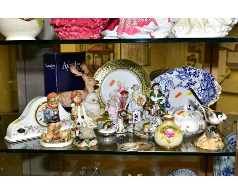 A GROUP OF CERAMICS, CLOISONNE, ETC, to include a pair of Sitzendorf fruit seller figures, height 14.5cm (one missing some fr