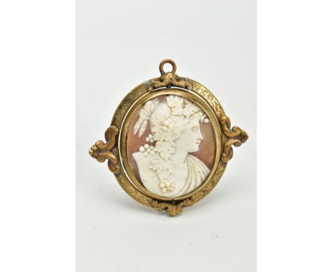 A YELLOW METAL SWIVEL MEMORIAL CAMEO PENDANT, the oval cameo panel depicting a lady in profile within a collet mount, swivels