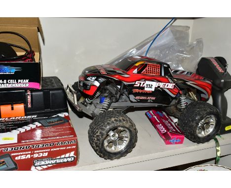 A REMOTE CONTROL TRAXXAS STAMPEDE WHEELSPIN TRUCK AND A QUANTITY OF ACCESSORIES, SPARE PARTS AND TOOLS, with owner's manual f