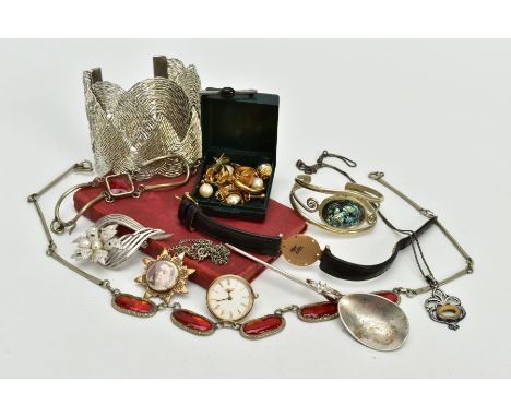 AN ASSORTED SELECTION OF COSTUME JEWELLERY, to include a wide white metal cuff bangle, a white metal openwork flower brooch, 