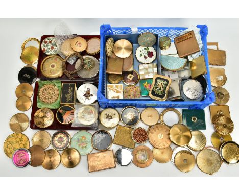 A QUANTITY OF COMPACTS WITH SPARES, REPAIRS AND PARTS, to include a number of 'Stratton' compacts of various designs, a bag o