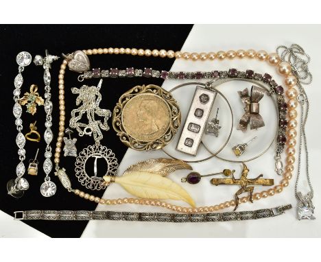 A SELECTION OF JEWELLERY, to include a silver ingot pendant, hallmarked Sheffield 1978, a silver scroll engraved bow brooch, 