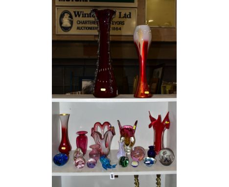 A COLLECTION OF 20TH CENTURY COLOURED GLASSWARE, including ten modern paperweights, some Caithness, together with assorted va