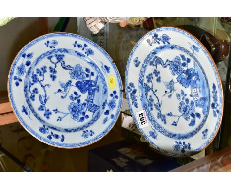 A NEAR PAIR OF LATE 18TH/EARLY 19TH CENTURY CHINESE EXPORT PORCELAIN PLATES, underglaze blue and white decoration of a crane 