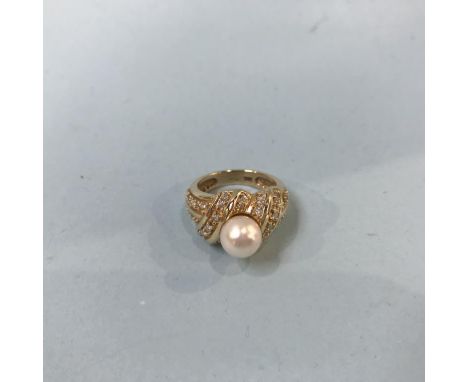 A '14K' gold ring, mounted with a pearl, 10g, size 'L'