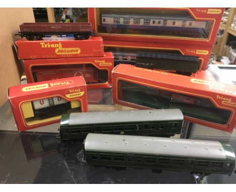 A collection of boxed / unboxed Triang “ OO“ gauge items including an early 60s British Rail Diesel engine and carriage, 2 co