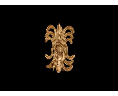 2nd-1st century BC. A gold clasp comprising a plaque with curved lateral frond extensions, applied beaded wire rims, central 