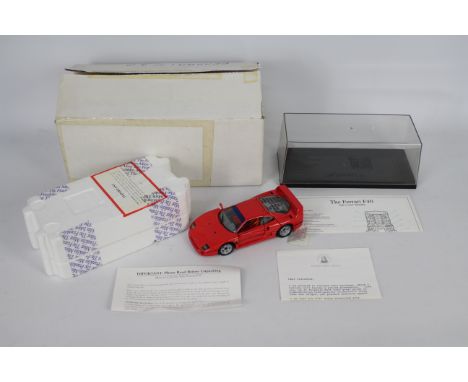 Franklin Mint - A boxed 1:24 scale Ferrari F40 by Franklin Mint. The model appears to be in Mint condition and comes with Fra