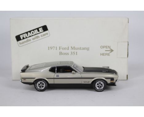 Danbury Mint - A boxed 1:24 scale diecast 1971 Ford Mustang Boss 351 by Danbury Mint. The model appears to be in Mint conditi