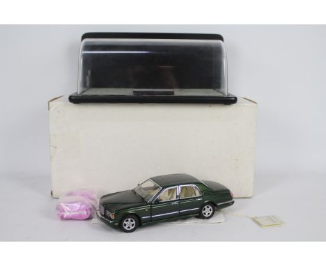 Franklin Mint - A boxed 1:24 scale 1998 Bentley Arnage by Franklin Mint. The model appears to be in Mint condition with swing