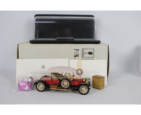 Franklin Mint - A boxed 1:24 scale 1910 Rolls Royce Balloon Roadster by Franklin Mint. The model appears to be in Excellent o