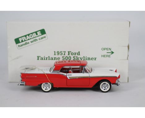 Franklin Mint - A boxed 1:24 scale 1957 Ford Fairlane 500 Skyliner by Franklin Mint. The model appears to be in Mint conditio