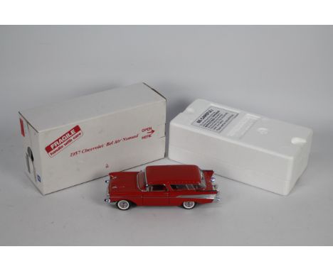 Danbury Mint - A boxed 1:24 scale 1955 Chevrolet 'Bel Air' Nomad by Danbury Mint. The model appears to be in Near Mint condit