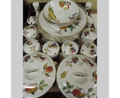 A Royal Worcester Evesham pattern part dinner service