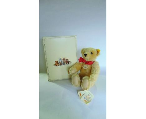 A modern boxed Steiff collectable teddy bear in the Classic Series, bearing tag 1909 Classic, fitted with internal growler, c