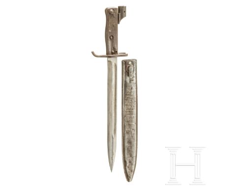 Ersatzbajonett, um 1916  Beidseitig gekehlte Rückenklinge ohne Hersteller. Eiserner zweiteiliger Blechprägegriff (rostig) mit