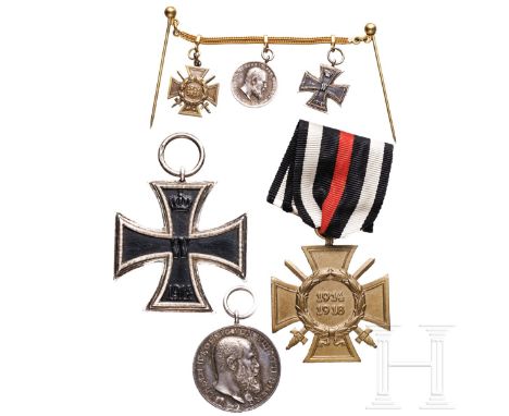 Drei Auszeichnungen eines Württemberger Soldaten mit Miniaturenkette   Eisernes Kreuz II. Klasse 1914, Eisen/Silber, der Band