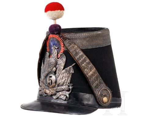 Tschako M 1848 für Angehörige der Infanterie  Hoher, konischer Korpus, von schwarzem Tuch bezogen, Bund, Vorderschirm und Dec