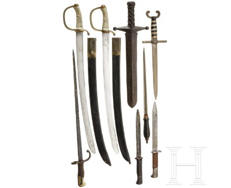 Kleine Sammlung Blankwaffen, 19./20. Jhdt.  Zwei sabre briquet mit gereinigten Keilklingen und gegossenen Messinggefäßen mit 