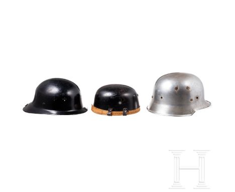 Sechs Helme, meist Feuerwehr, 1930er - 1980er Jahre  Ein deutscher Stahlhelm M 18 (feldgrau nachlackiert, Lederlaschenfutter 