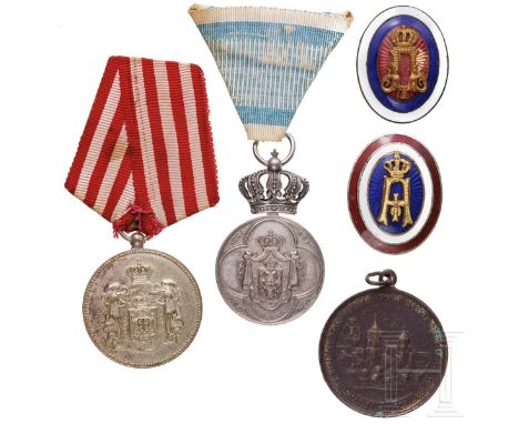 Fünf Auszeichnungen, Serbien, 19./20. Jhdt.  Silberne Medaille für Verdienste um das Königshaus, an beweglicher Kronenagraffe