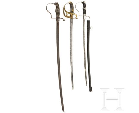 Drei Säbel, Preußen  Ein Offizierssäbel M 1852 (gekürzt) mit beidseitig reich geätzter Rückenklinge, darin der Adler mit Kais