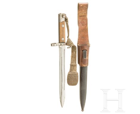 Bajonett M 95 für Offiziere  Eigentumsstück. Vernickelte Rückenklinge (leicht berieben), ungemarkt. Aufpflanzbares, vernickel