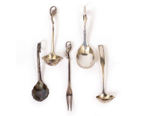 FOUR GEORG JENSEN WHITE METAL SPOONS  to include a caddy spoon and a matching fork (5)