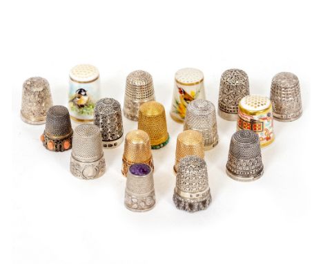 A COLLECTION OF SEVENTEEN THIMBLES to include a 15 carat gold example, a yellow metal thimble in fitted case, a Dutch white m