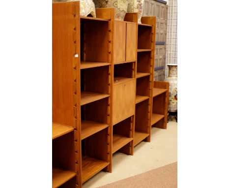 LARGE 20TH CENTURY TEAK DISPLAY UNITmade in Hong Kong, the central cupboard section flanked on each side by an open shelving 