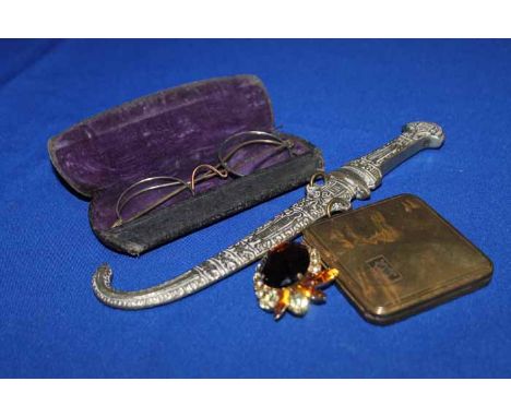 GOOD GROUP OF COSTUME JEWELLERY AND SMALL COLLECTABLESincluding Victorian and Edwardian examples, a silver sewing hook, a com