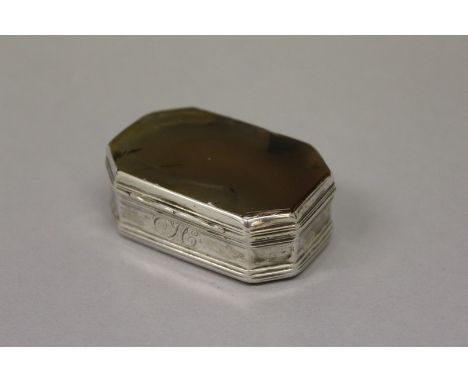 A GEORGIAN SILVER AND AGATE SNUFF BOX. 5cms wide.