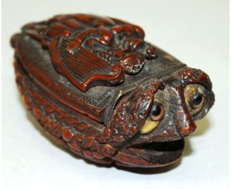 A GOOD CARVED NUT SNUFF BOX 3ins long.