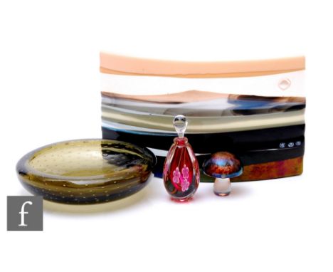 A collection of 20th Century glass items, to include a&nbsp;Whitefriars glass bowl of circular form with controlled air bubbl