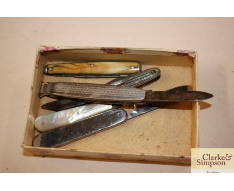 A silver and mother of pearl pen knife and four other pen knives