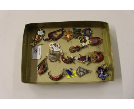 A tray of cloisonné and enamel pendants 