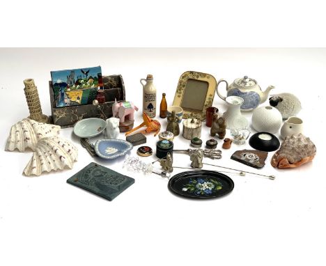 A mixed lot to include various trinkets, to include Stratton pill box; trinket boxes; conch shell; Kaiser Germany bisque porc